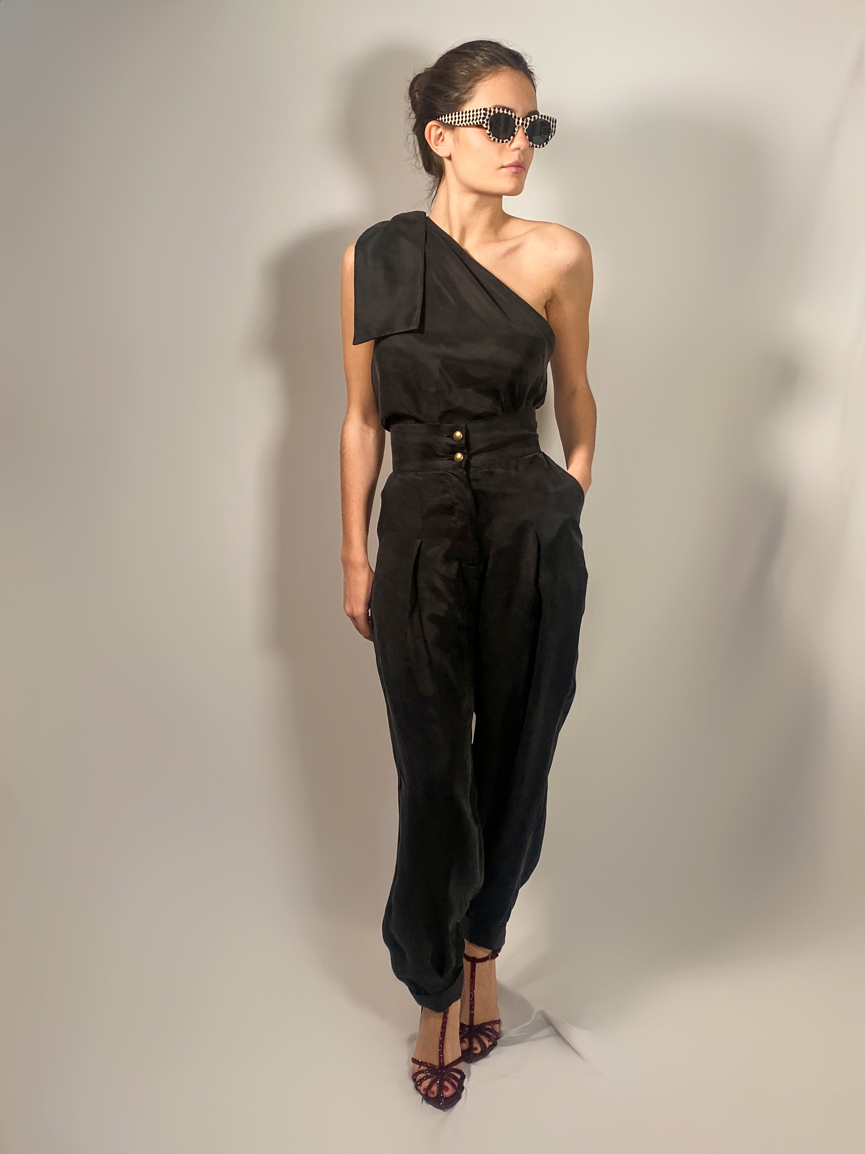 Top Rocío one shoulder negro