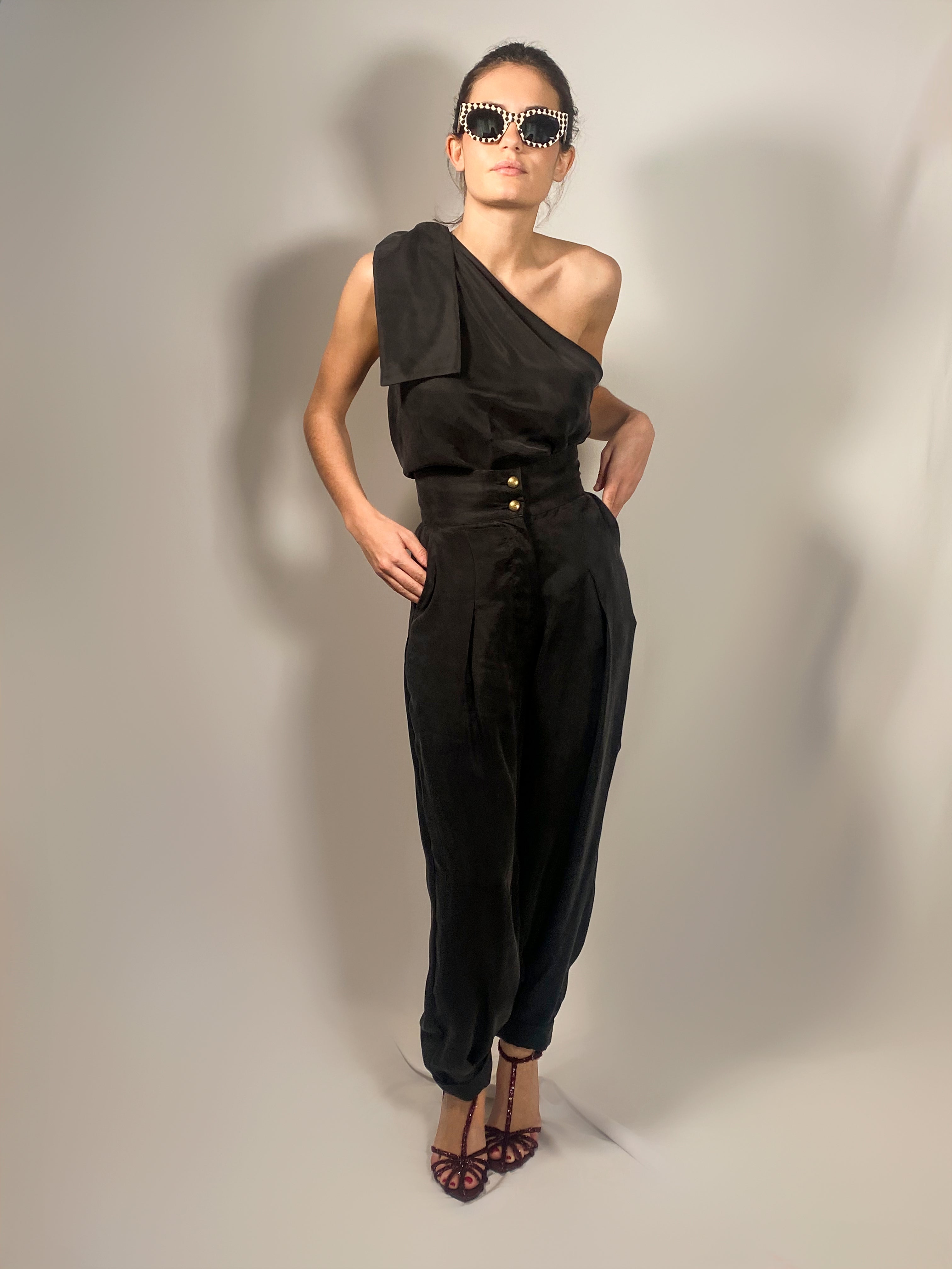 Top Rocío one shoulder negro